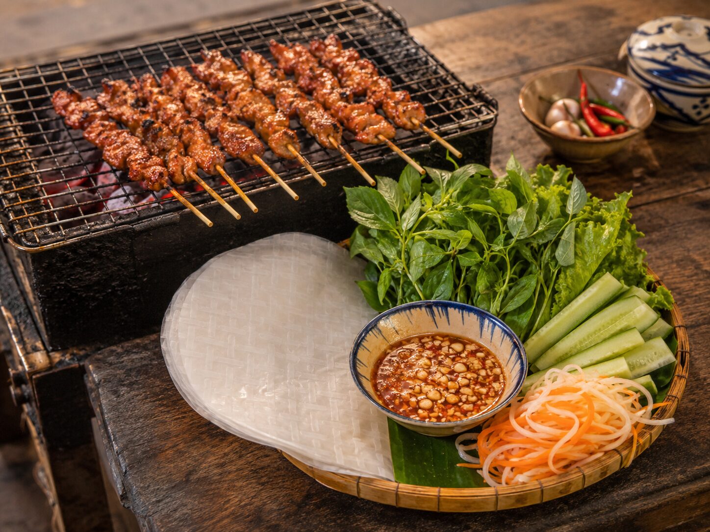 Thịt xiên nướng Hội An trên bếp than ăn cùng bánh tráng, rau sống và đồ chua