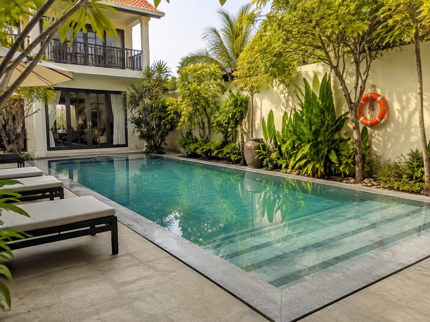 Hồ bơi riêng có bậc xuống, sàn chống trượt và phao cứu sinh tại villa Hội An