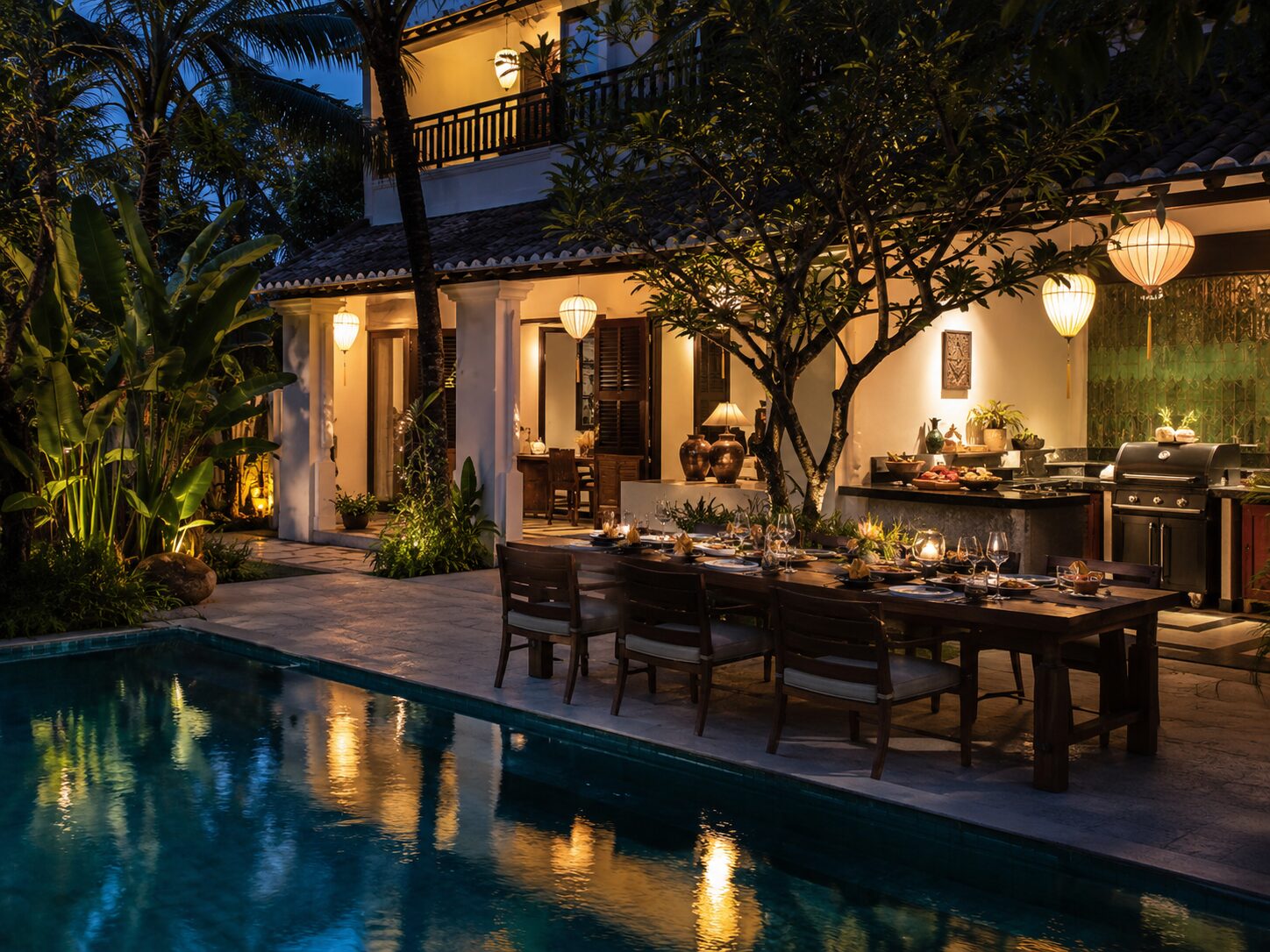Bữa tối bên hồ bơi riêng tại villa Hội An trong ánh đèn ấm